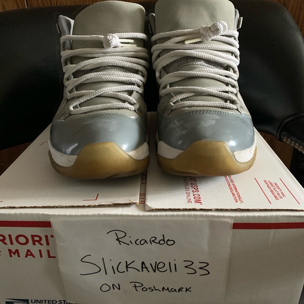 USED NIKE AIR JORDAN 11 COOL GREY 2010 SIZE 10.5